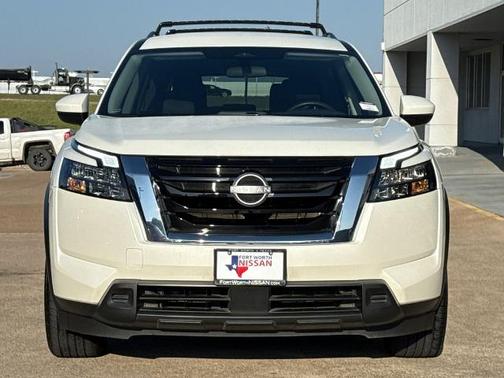 White 2023 Nissan Pathfinder SV