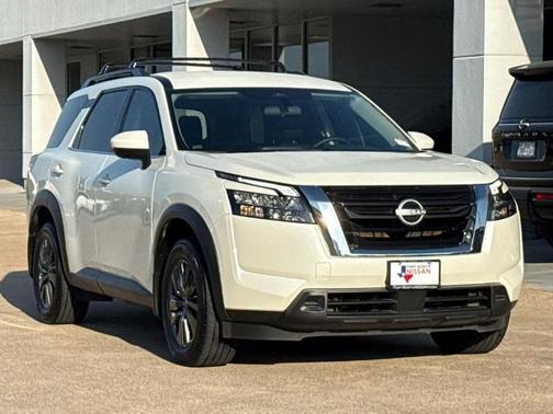 White 2023 Nissan Pathfinder SV