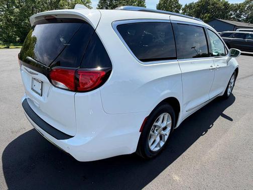 Bright White Clearcoat 2017 Chrysler Pacifica Touring-L