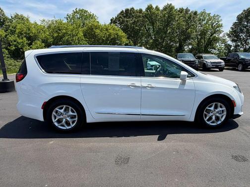 Bright White Clearcoat 2017 Chrysler Pacifica Touring-L