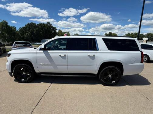 Summit White 2019 Chevrolet Suburban LT