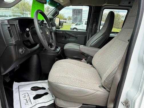 Summit White 2017 Chevrolet Express 2500 Work Van
