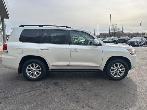 2017 Toyota Land Cruiser Base