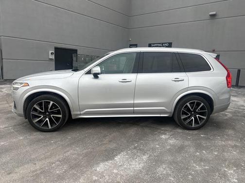 2020 Volvo XC90 T6 Momentum