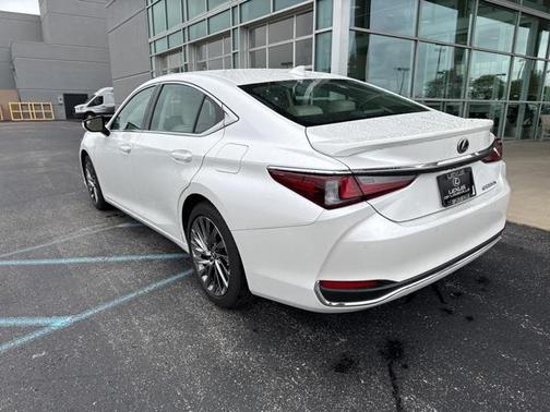 2025 Lexus ES 300h Luxury