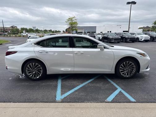2025 Lexus ES 300h Luxury