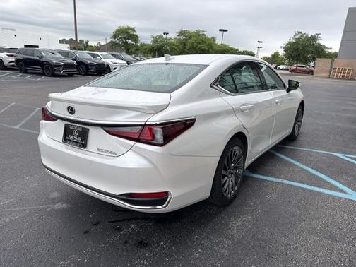 2025 Lexus ES 300h Luxury