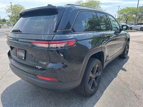 Diamond Black Crystal Pearlcoat 2024 Jeep Grand Cherokee Altitude