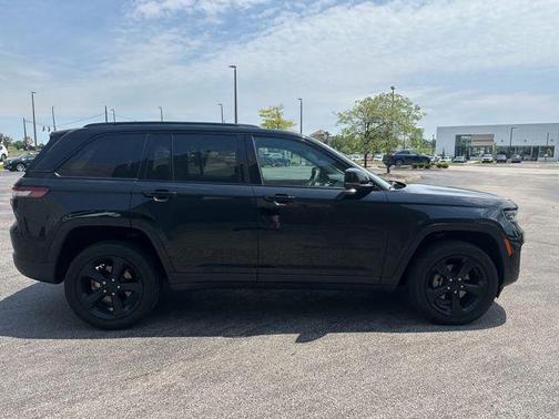 Diamond Black Crystal Pearlcoat 2024 Jeep Grand Cherokee Altitude