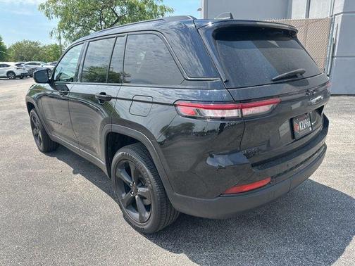 Diamond Black Crystal Pearlcoat 2024 Jeep Grand Cherokee Altitude