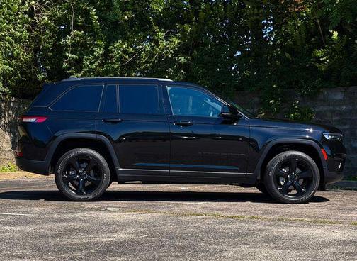 Diamond Black Crystal Pearlcoat 2024 Jeep Grand Cherokee Altitude