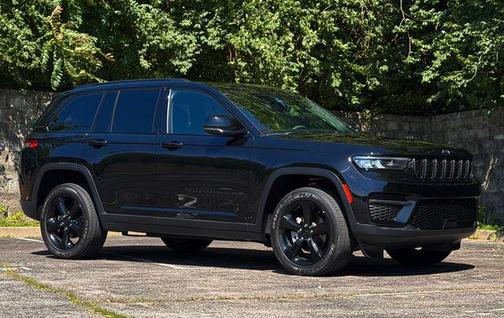 Diamond Black Crystal Pearlcoat 2024 Jeep Grand Cherokee Altitude