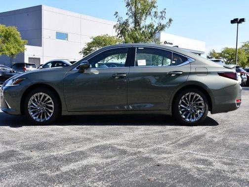 2025 Lexus ES 300h Luxury
