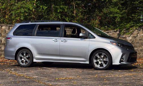 Silver Sky Metallic 2018 Toyota Sienna SE