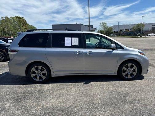 Silver Sky Metallic 2018 Toyota Sienna SE