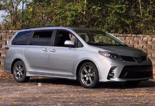 Silver Sky Metallic 2018 Toyota Sienna SE