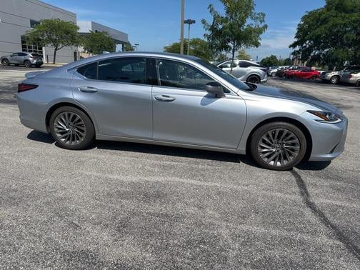 2024 Lexus ES 300h Luxury