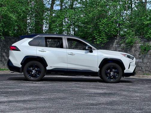 Blizzard Pearl/Midnight Black Metallic 2021 Toyota RAV4 Hybrid SE
