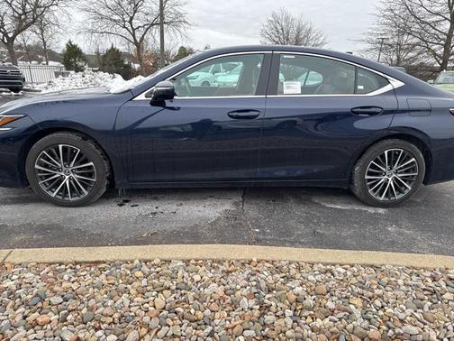 2025 Lexus ES 300h Base