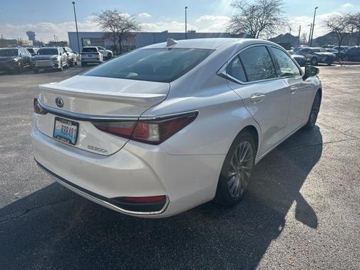 2025 Lexus ES 300h Luxury