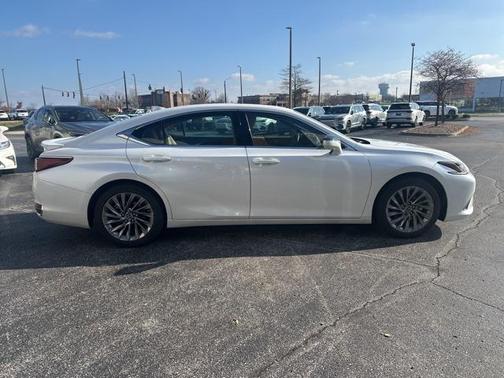 2025 Lexus ES 300h Luxury