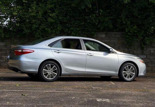 Celestial Silver Metallic 2017 Toyota Camry SE