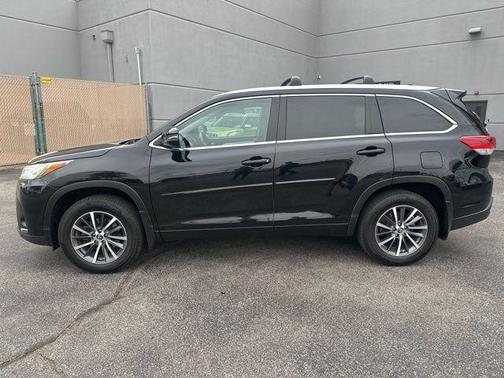 Midnight Black Metallic 2017 Toyota Highlander XLE
