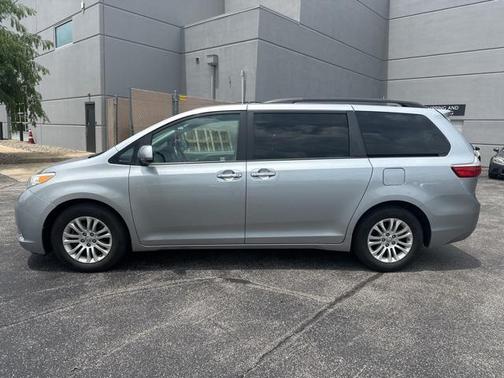 2017 Toyota Sienna XLE
