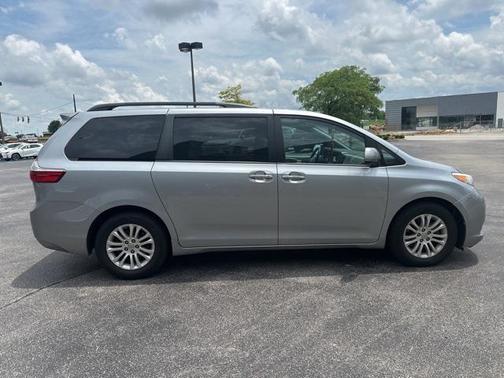 2017 Toyota Sienna XLE