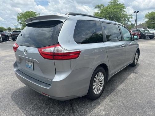 2017 Toyota Sienna XLE
