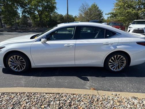 2025 Lexus ES 300h Ultra Luxury