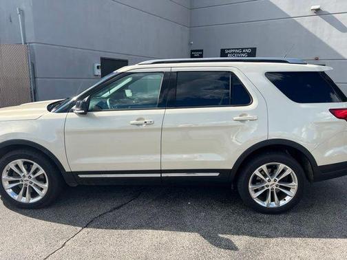 Platinum Dune Metallic Tri-Coat 2018 Ford Explorer XLT