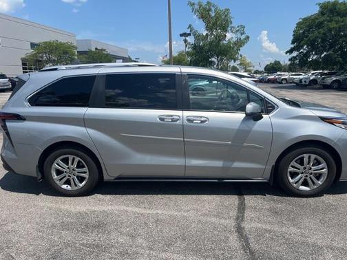 2022 Toyota Sienna Platinum 7 Passenger