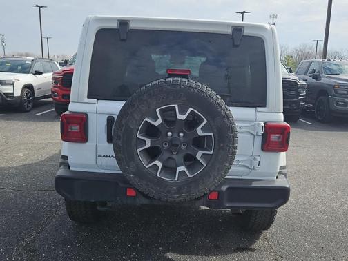 Bright White Clearcoat 2025 Jeep Wrangler Sahara