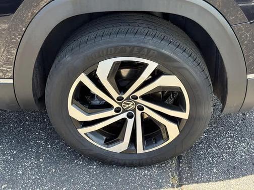 Deep Black Pearl Effect 2023 Volkswagen Atlas 3.6L SEL