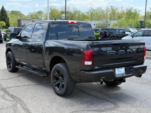 Brilliant Black Crystal Pearlcoat 2018 RAM 1500 Sport