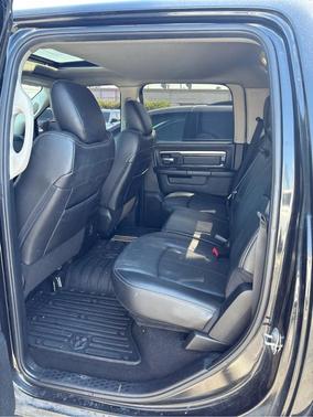 Brilliant Black Crystal Pearlcoat 2018 RAM 1500 Sport