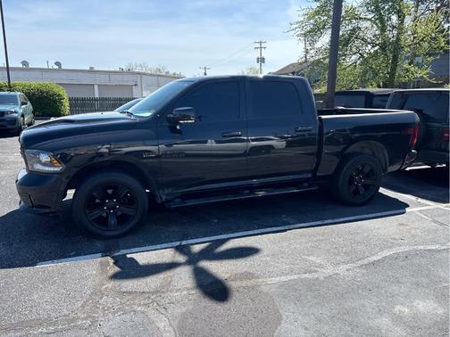 Brilliant Black Crystal Pearlcoat 2018 RAM 1500 Sport