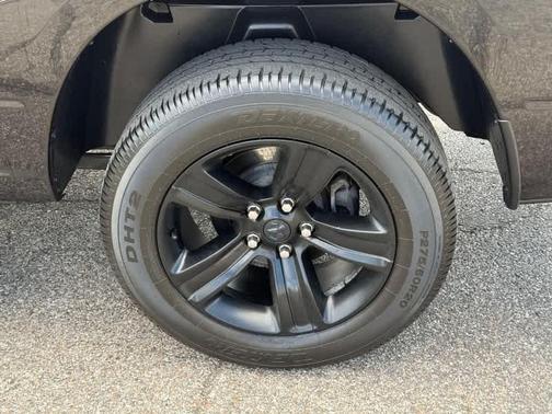 Brilliant Black Crystal Pearlcoat 2018 RAM 1500 Sport