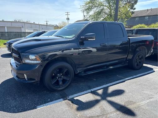Brilliant Black Crystal Pearlcoat 2018 RAM 1500 Sport