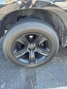 Brilliant Black Crystal Pearlcoat 2018 RAM 1500 Sport