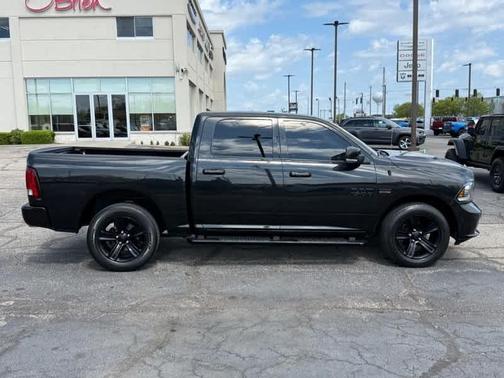 Brilliant Black Crystal Pearlcoat 2018 RAM 1500 Sport
