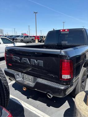 Brilliant Black Crystal Pearlcoat 2018 RAM 1500 Sport