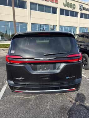 Brilliant Black Crystal Pearlcoat 2023 Chrysler Pacifica Hybrid Limited