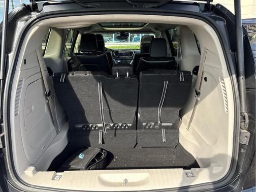 Brilliant Black Crystal Pearlcoat 2023 Chrysler Pacifica Hybrid Limited