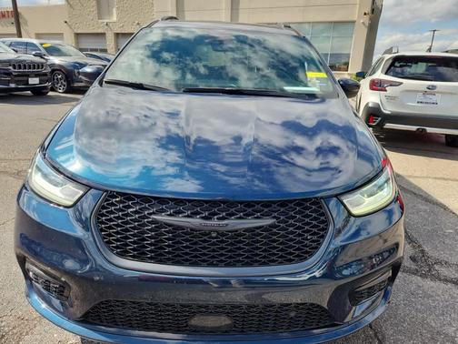 2023 Chrysler Pacifica Touring-L
