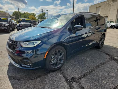 2023 Chrysler Pacifica Touring-L