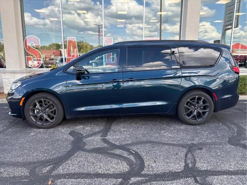 2023 Chrysler Pacifica Touring-L