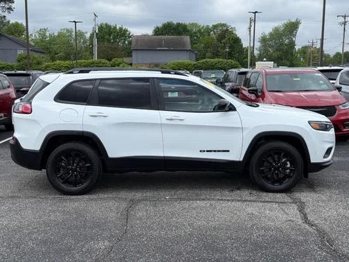 Bright White Clearcoat 2023 Jeep Cherokee Altitude Lux