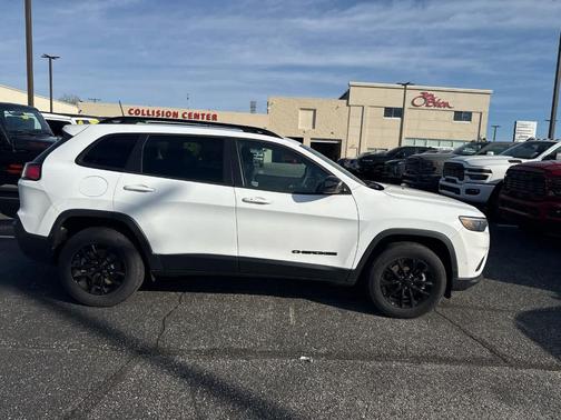 Bright White Clearcoat 2023 Jeep Cherokee Altitude Lux